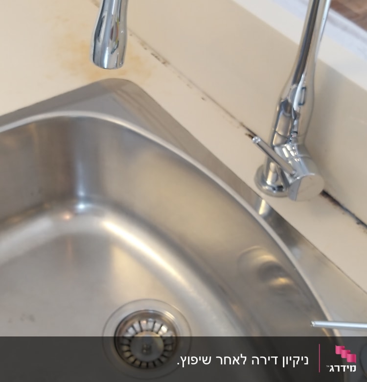 כיור נירוסטה עם ברז כרום מבריק